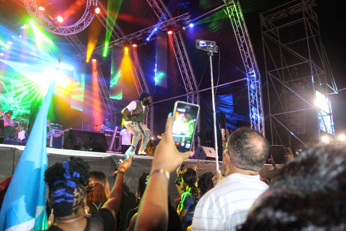 Reggae stars attract hundreds despite muddy festiville