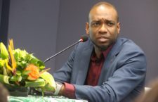 Don’t quit your job when starting a business, banker advises