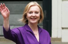 New Conservative Party leader and incoming prime minister Liz Truss waves as she leaves Conservative Party Headquarters on September 5, 2022 in London, England. The Conservative Party have elected Liz Truss as their new leader replacing Prime Minister Boris Johnson, who resigned in July. (Photo by Carl Court/Getty Images)