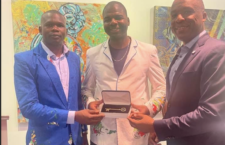 Premier Natalio Wheatley (centre) and Works Minister Kye Rymer (left) receive the key to Broward County, Florida in the United States.